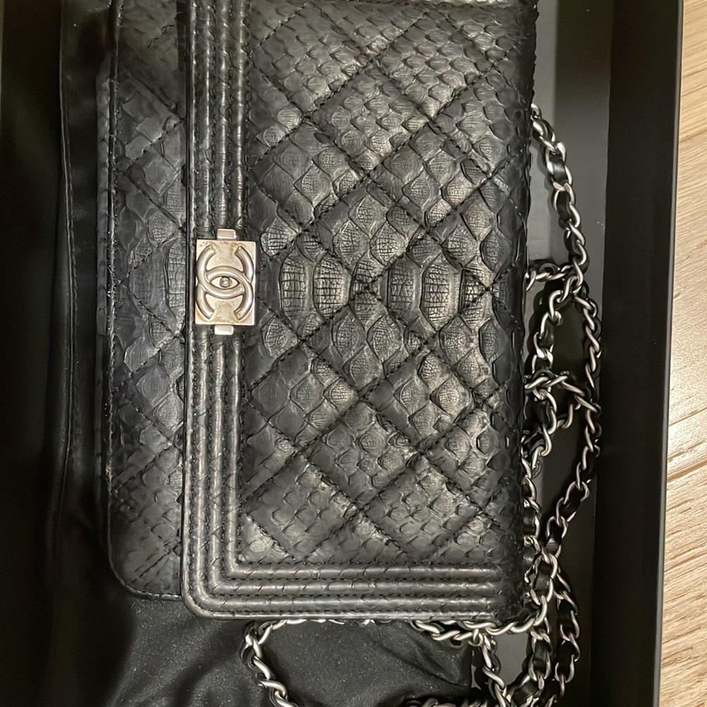 GUARANTEED AUTHENTIC Rare python matte black chanel boy wallet on a chain woc - Picture 11 of 12